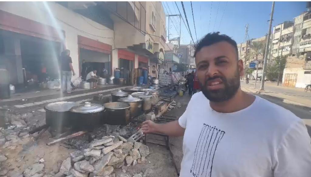 Hasan Rabee mostra fogões improvisados na Faixa de Gaza