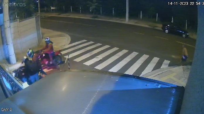 Flagrante: bandidos abordam vítima em frente a um condomínio e roubam moto