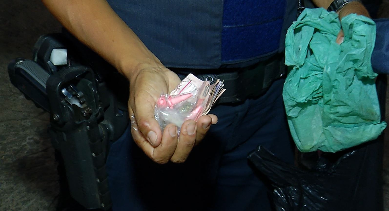 Guarda Municipal entra em comunidade e apreende suspeitos com drogas após denúncia de tráfico Guarda Municipal entra em comunidade e apreende suspeitos com drogas após denúncia de tráfico