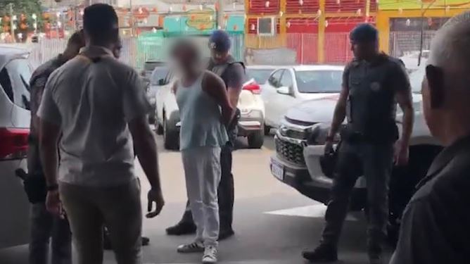 Homem invade supermercado com machado e anuncia assalto