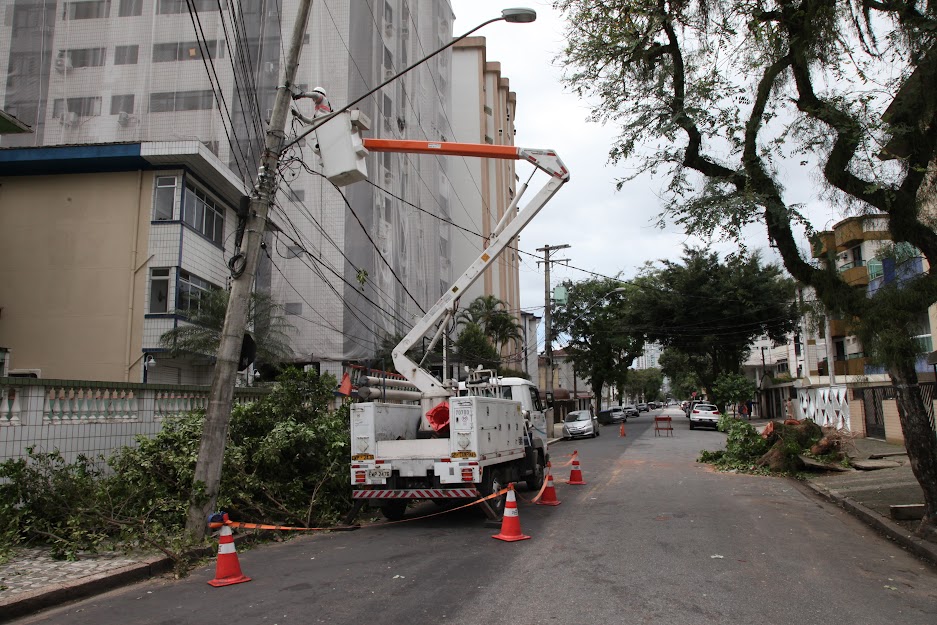 Cadê a luz? Baixada Santista tem pontos sem energia elétrica quase 24h depois da tempestade e trabalhos por reparos continuam