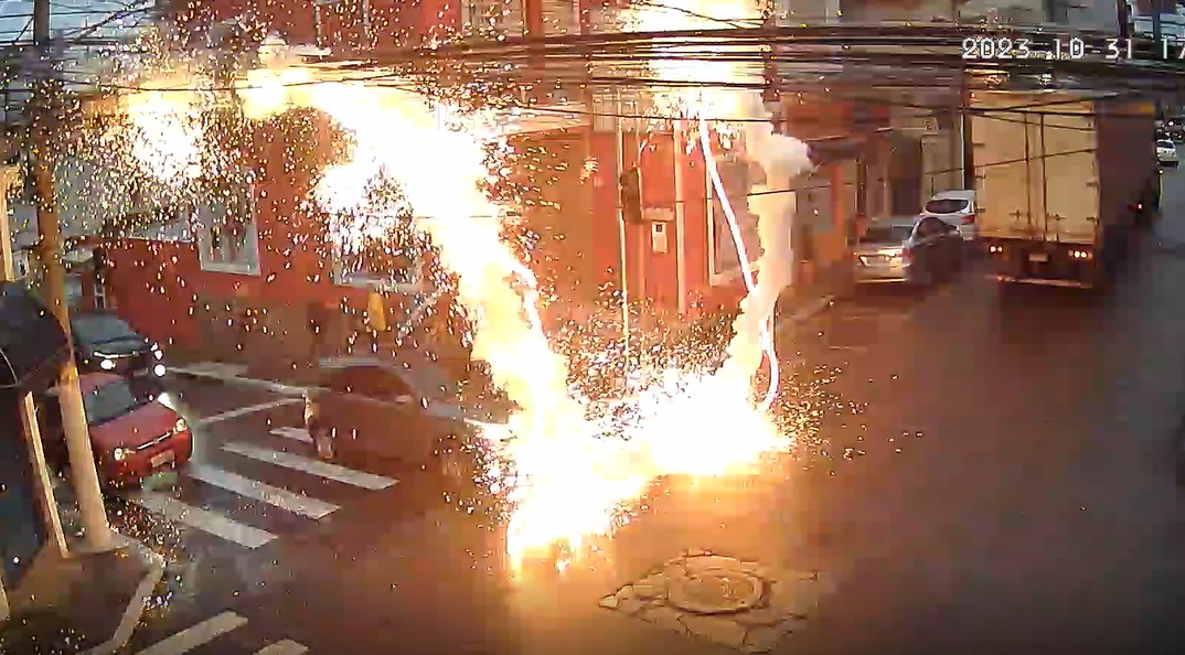 🚗💨 Marty McFly, é você? Carreta derruba fios e causa explosão em Jundiaí