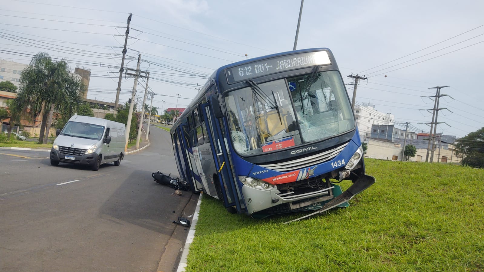 Motociclista fica gravemente ferido após colisão com ônibus em Jaguariúna