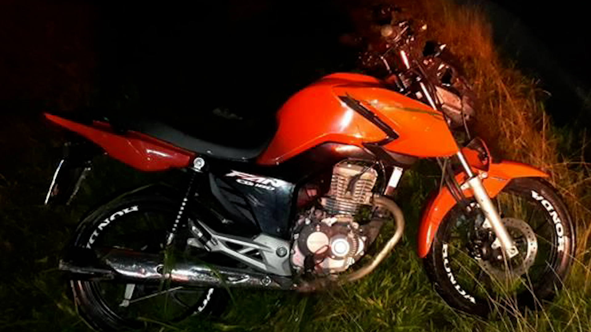 Motociclista morre ao bater contra placa de sinalização