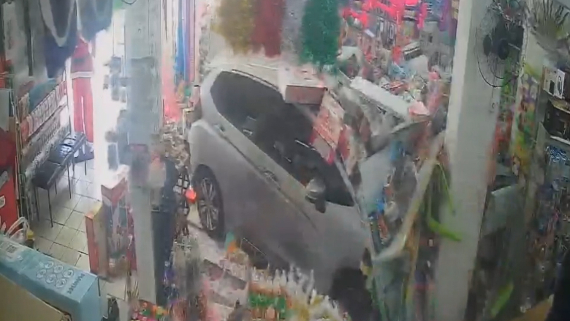 Motorista passa mal e invade loja em Campinas: veja vídeo