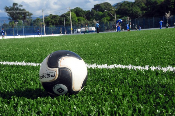 Craques do futebol brasileiro fazem jogo beneficente em Praia Grande