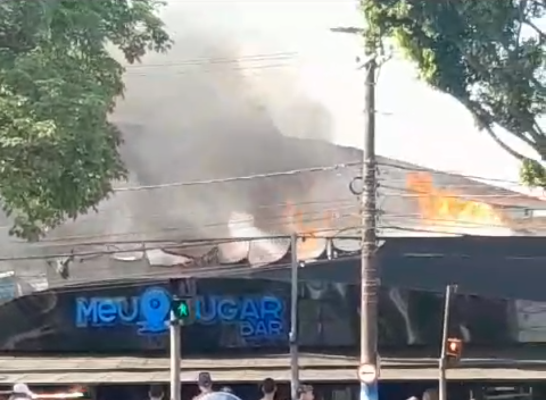 Fogo destrói telhado de bar em Santos