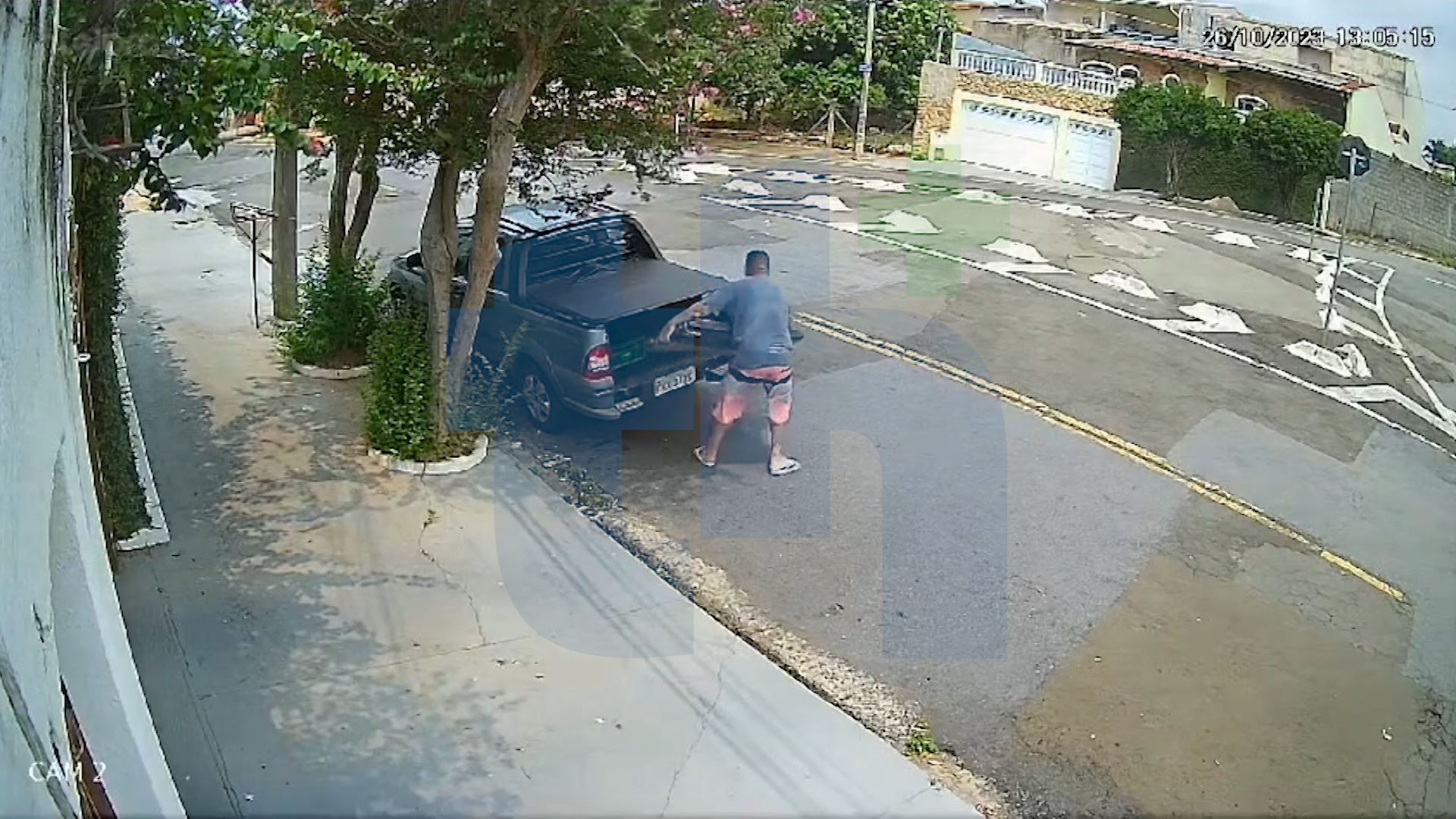 Inusitado: Homem é flagrado por câmeras de segurança furtando tampas de caminhonete em Campinas