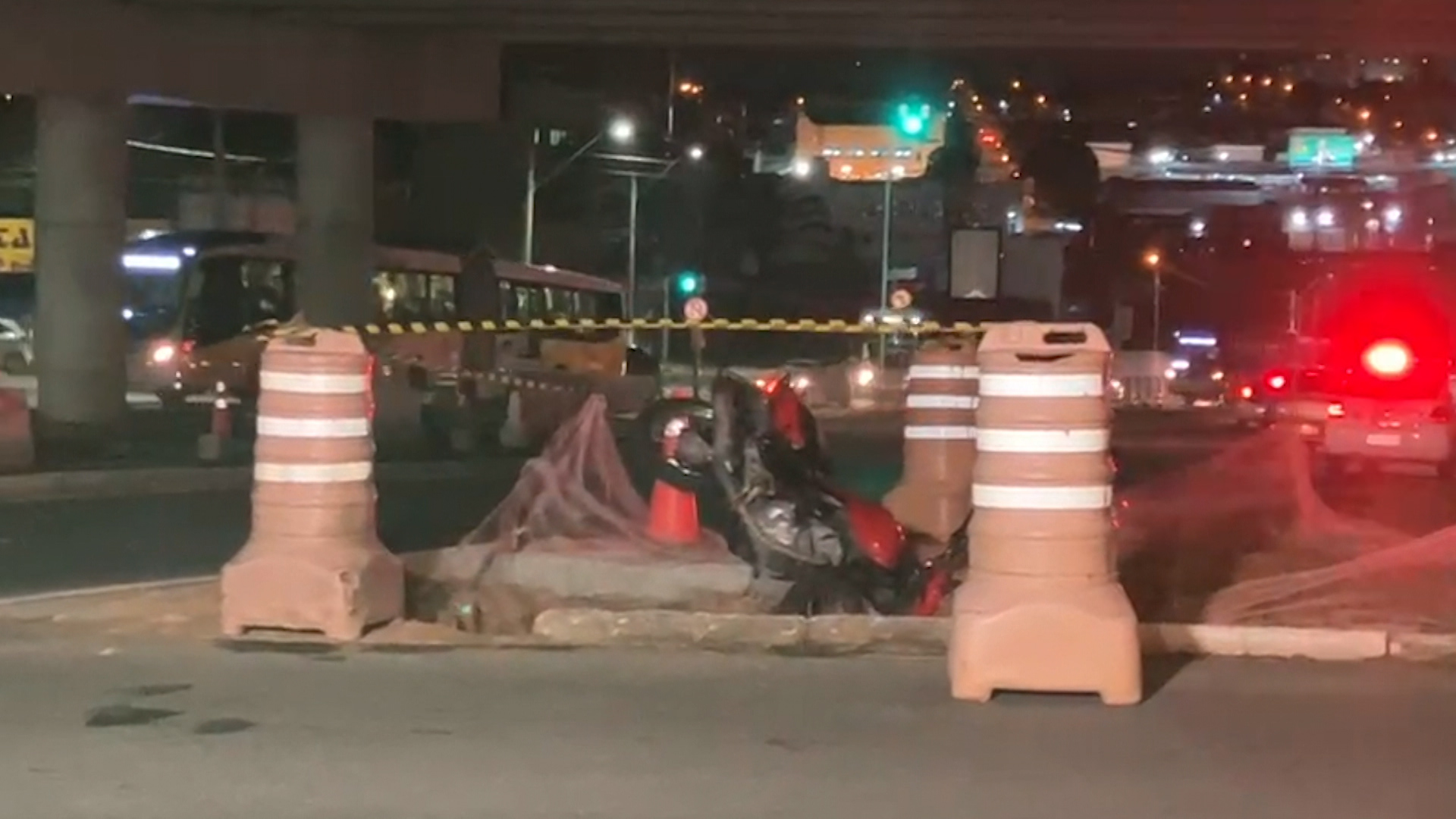 Suspeito foge com moto roubada e é baleado pela PM em perseguição