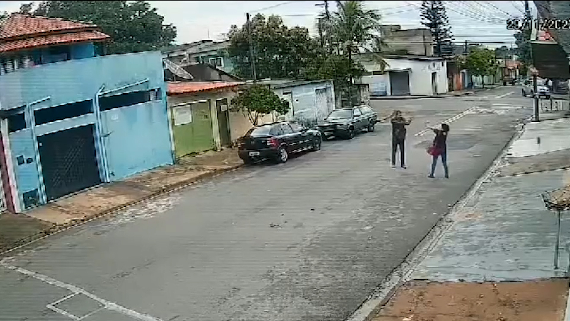 Câmera registra mulher sendo baleada pelo ex-marido em Limeira; Veja vídeo