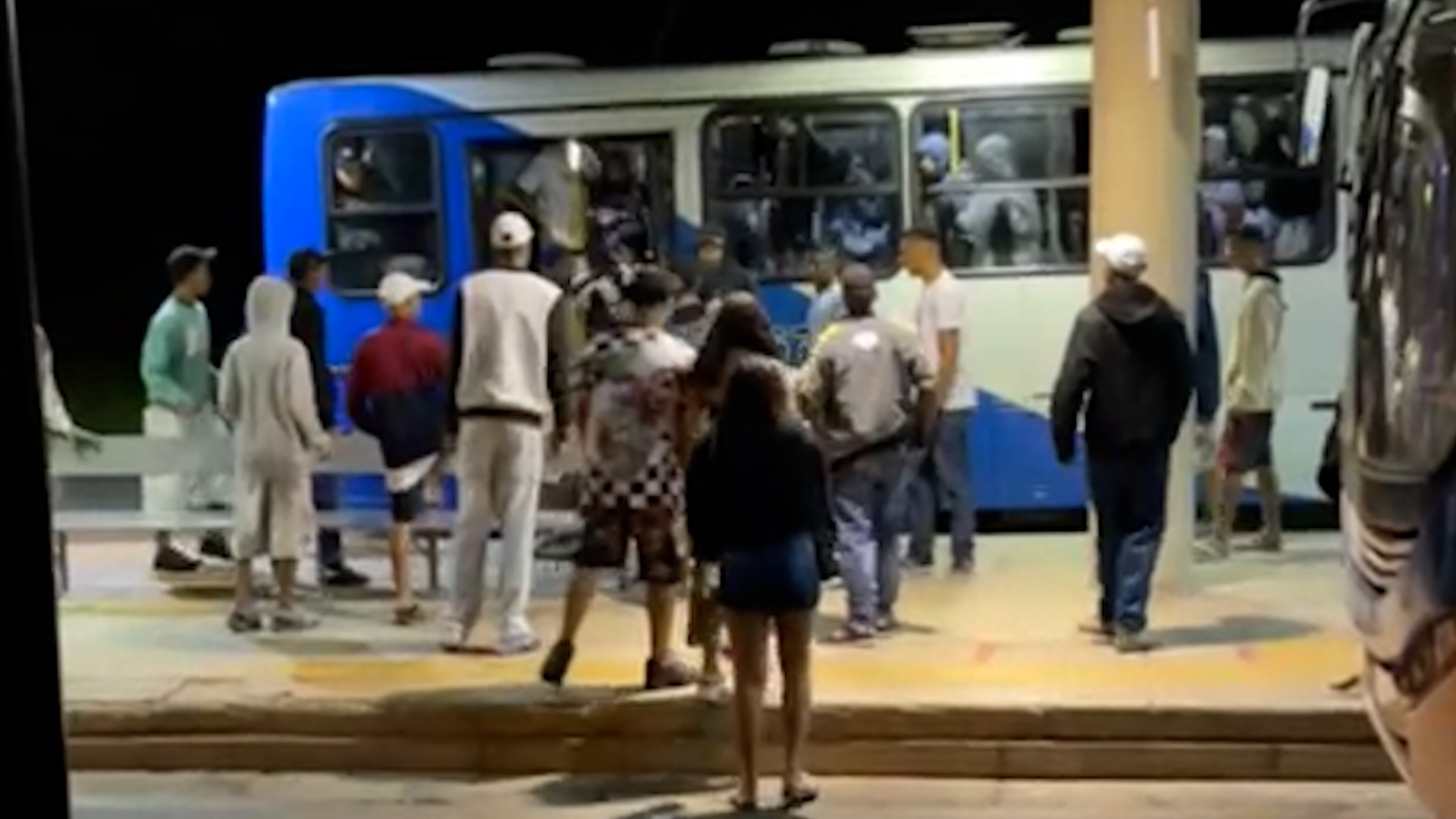 Confusão entre adolescentes termina com ônibus vandalizado em Campinas; Veja vídeos