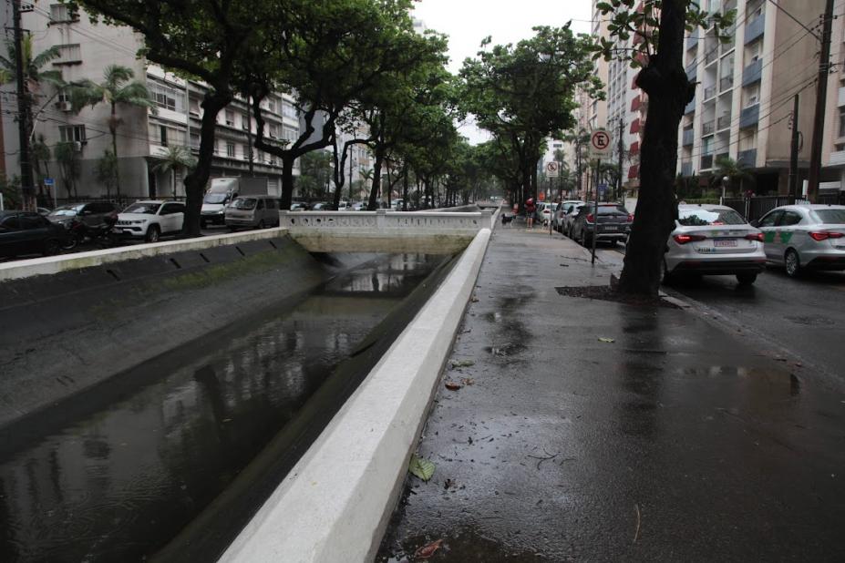 Santos vai implantar válvulas em canal para combater enchentes durante ressaca