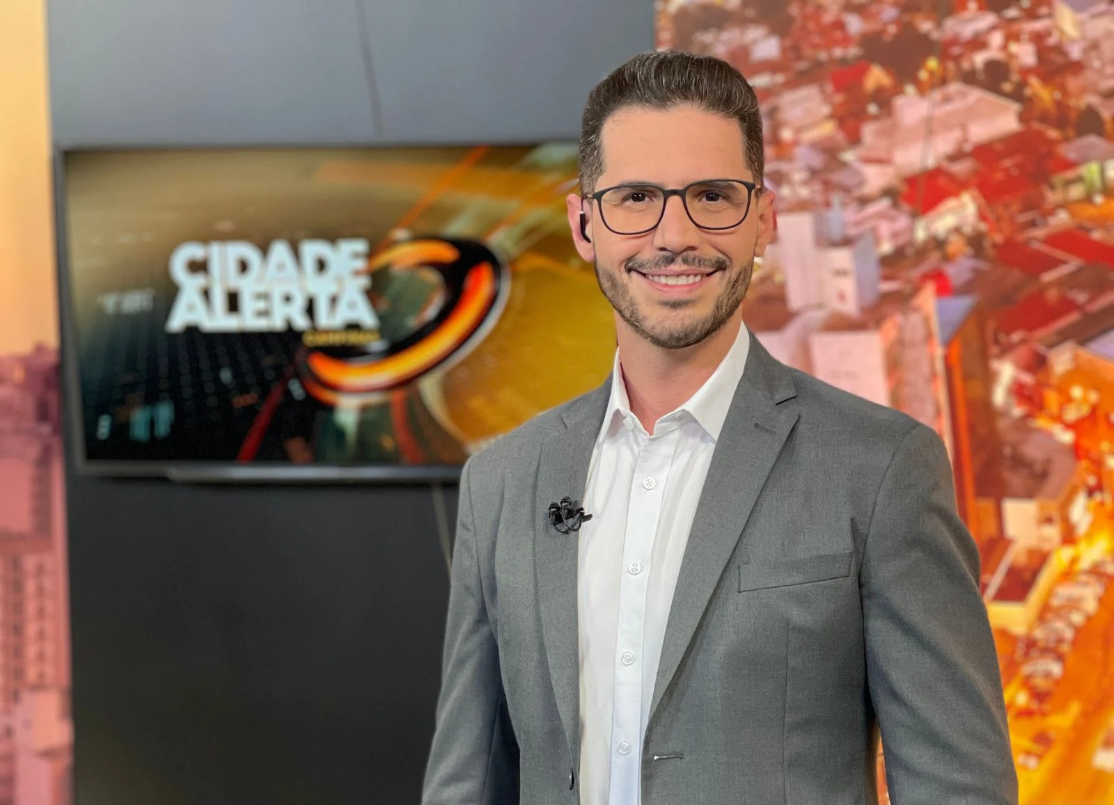 O repórter do Cidade Alerta deve pular na piscina? Vote agora