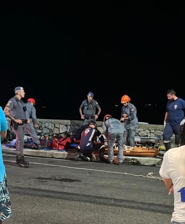 Jovem cai de uma altura de oito metros em morro de Guarujá