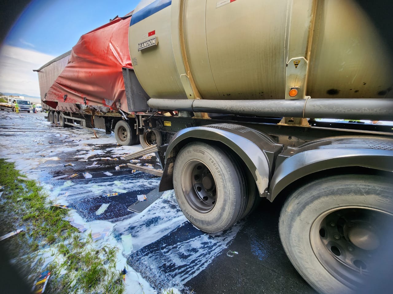Batida entre dois caminhões provoca vazamento de Óleo Diesel em Rodovia de Jundiai
