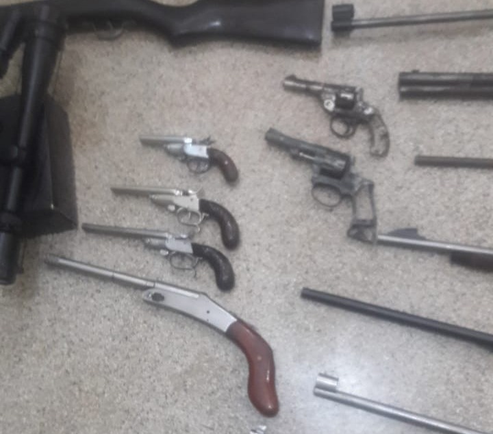 Idoso de 71 anos é preso com armas ilegais em caso de violência doméstica