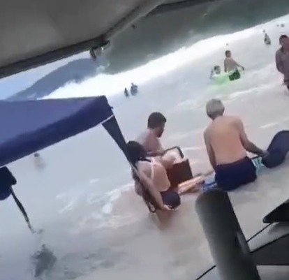 Mar invade praia do Tenório em Ubatuba após alerta de ressaca marítima