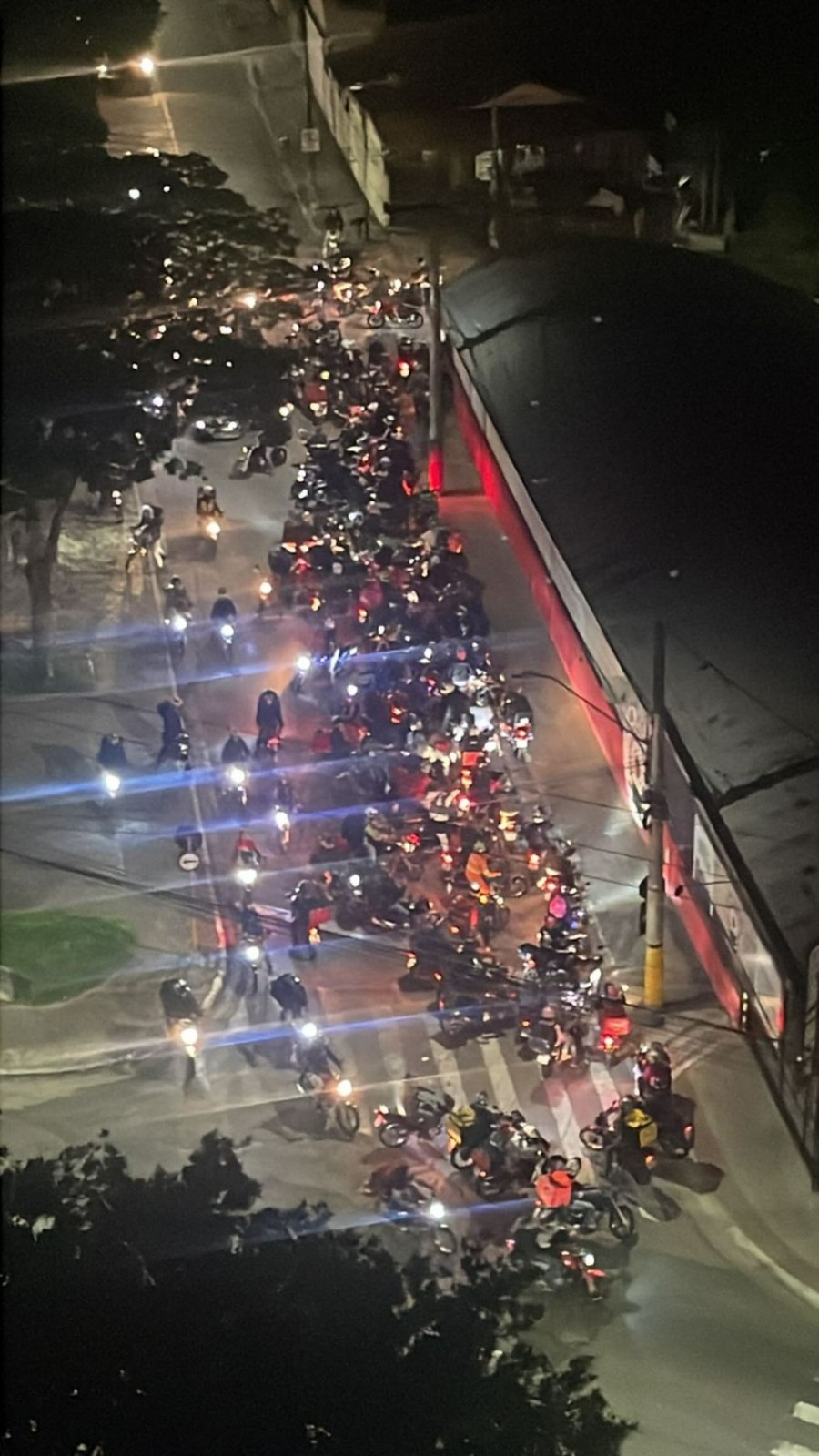 Influenciador paga mais de R$ 10 mil em gasolina para motoboys de São José