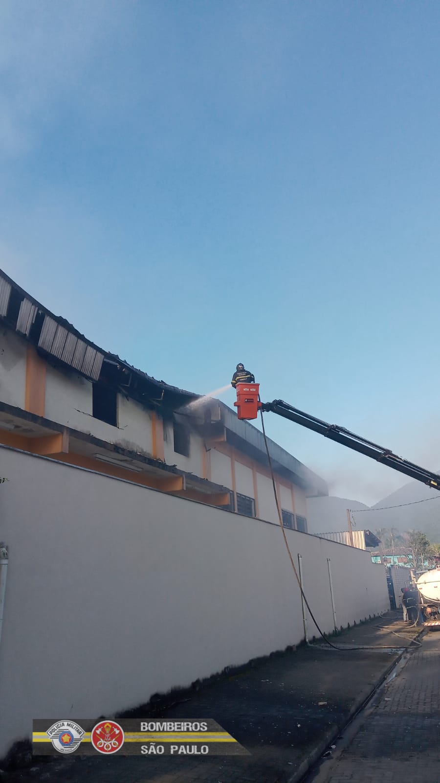 Supermercado é atingido por incêndio em Ilhabela