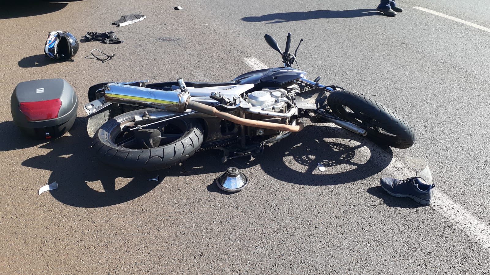 Motociclista fica gravemente ferido ao sofrer mal súbito na Anhanguera