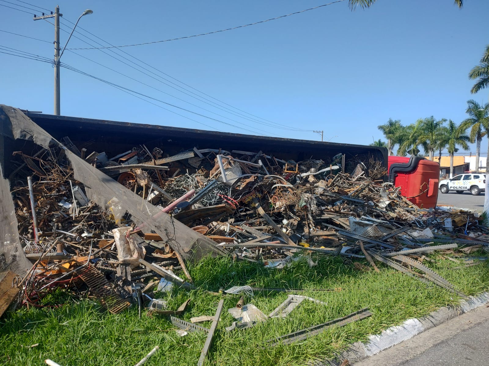 carreta de sucata tomba na rodovia em pinda