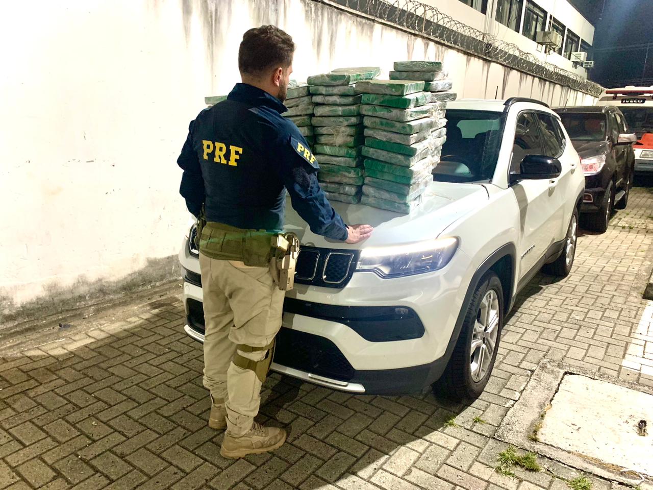 PRF apreende 200 kg de maconha na Dutra, em Taubaté