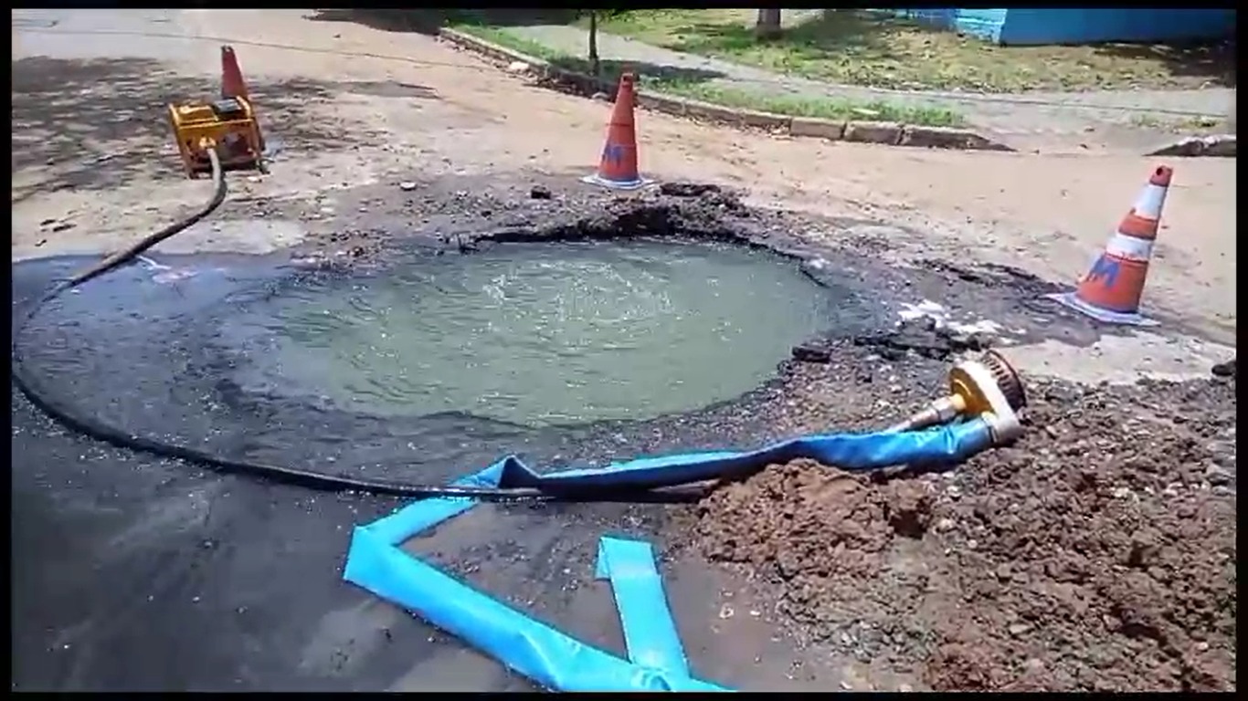Em meio à falta de água, cratera se abre e gera desperdício em São José