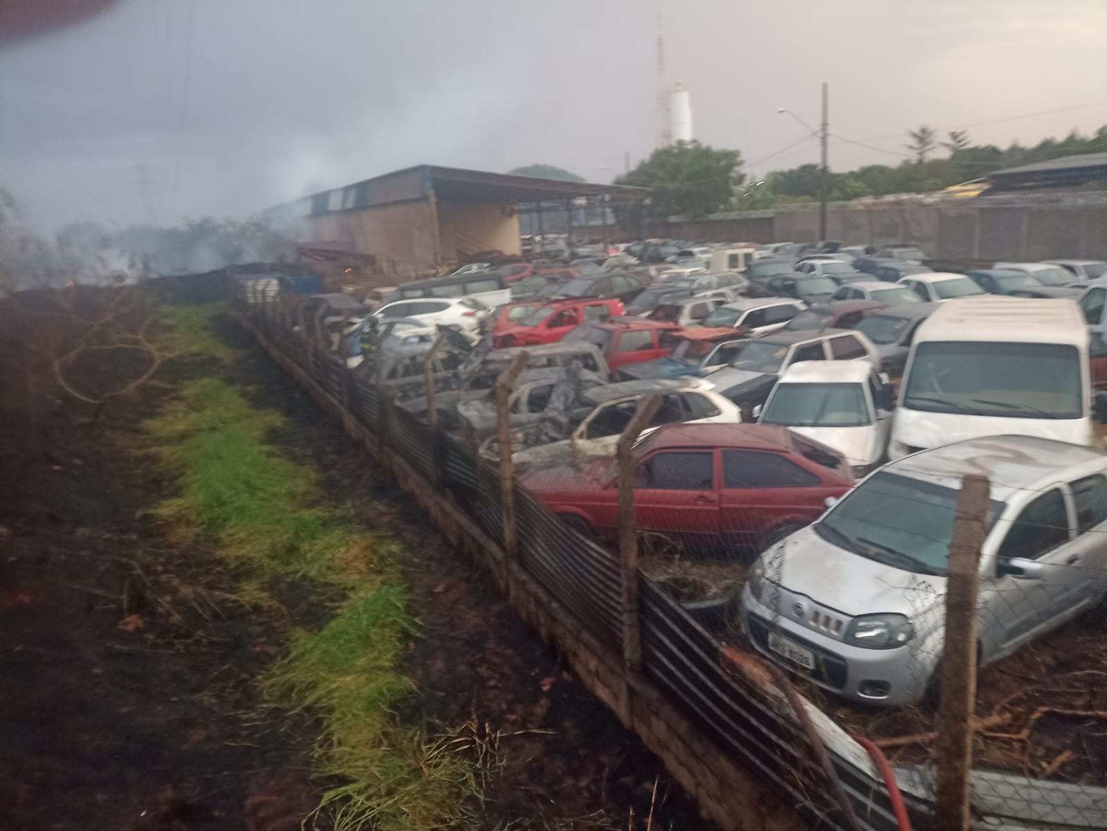 Ao menos 20 veículos são atingidos por incêndio em Américo Brasiliense