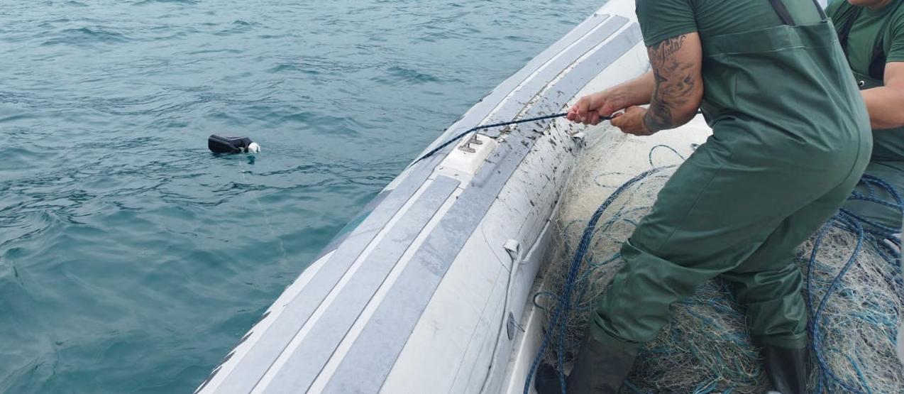 Rede de pesca armada é apreendida na praia em Ubatuba