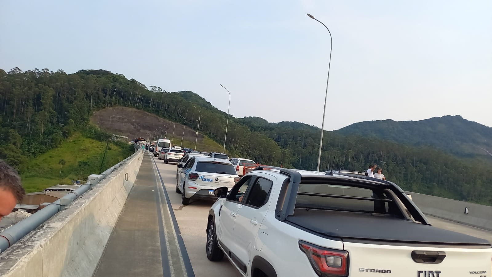 Acidente no túnel da Tamoios deixa uma pessoa ferida; veja movimento para o feriado