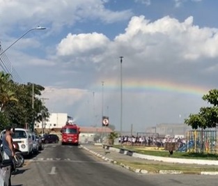 Vídeo: bombeiros refrescam alunos com jato d’água em escola de Pinda