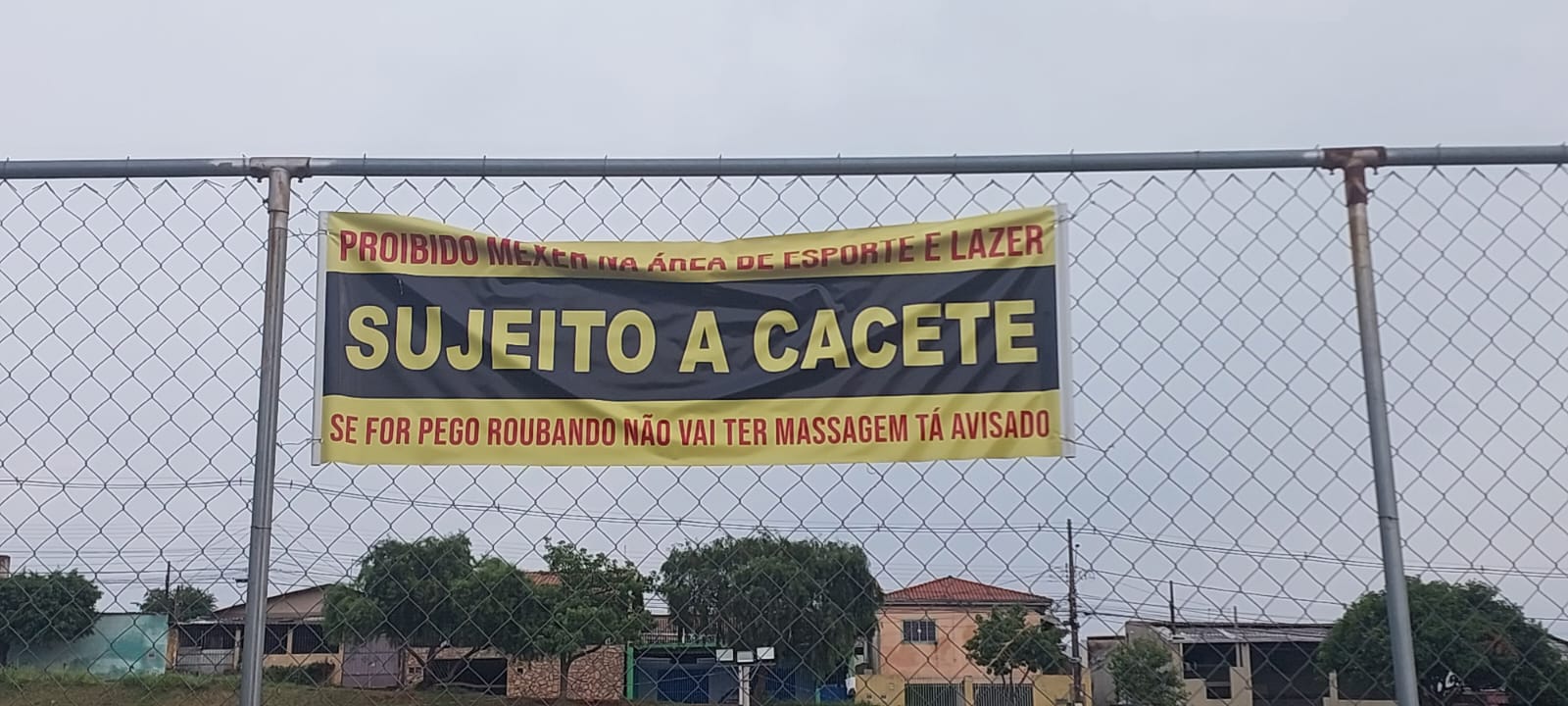 Sujeito a cacete: faixa ameaça quem cometer roubo ou mexer na praça de esportes em Campinas