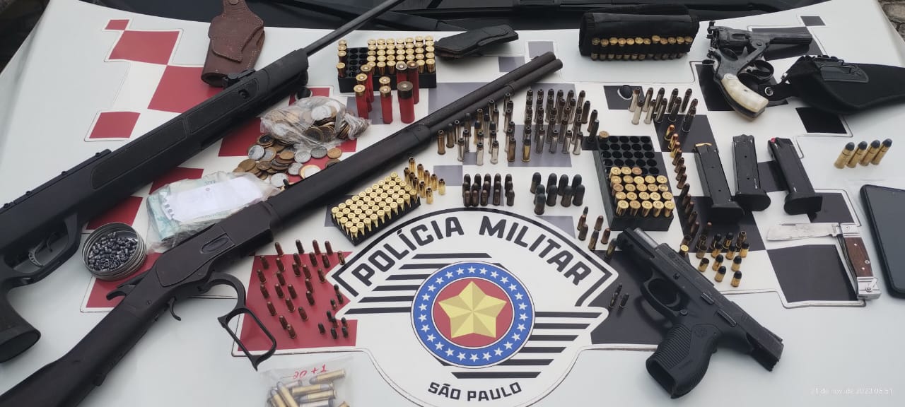 Polícia prende homem com arsenal de armas em Guaratinguetá