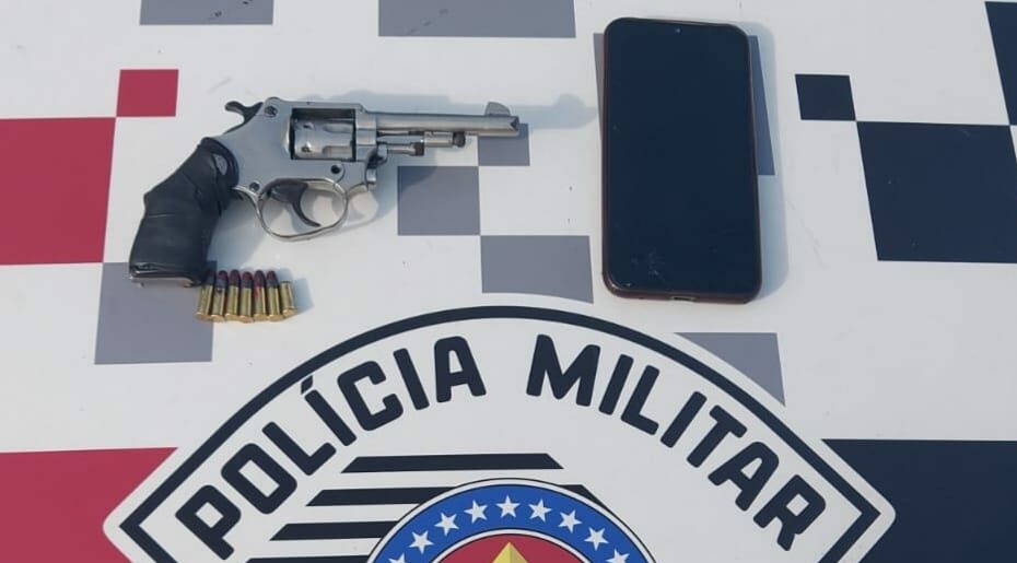 Dois menores são apreendidos por ameaçar aluno de escola com arma em Guaratinguetá