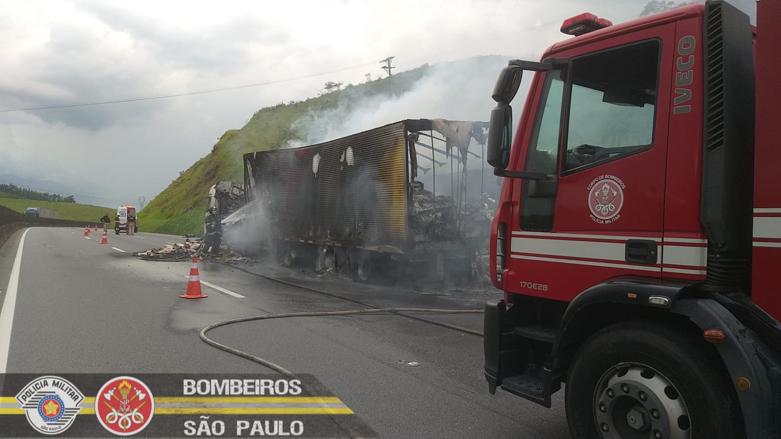 Caminhão carregado de carne pega fogo na Dutra em Lavrinhas