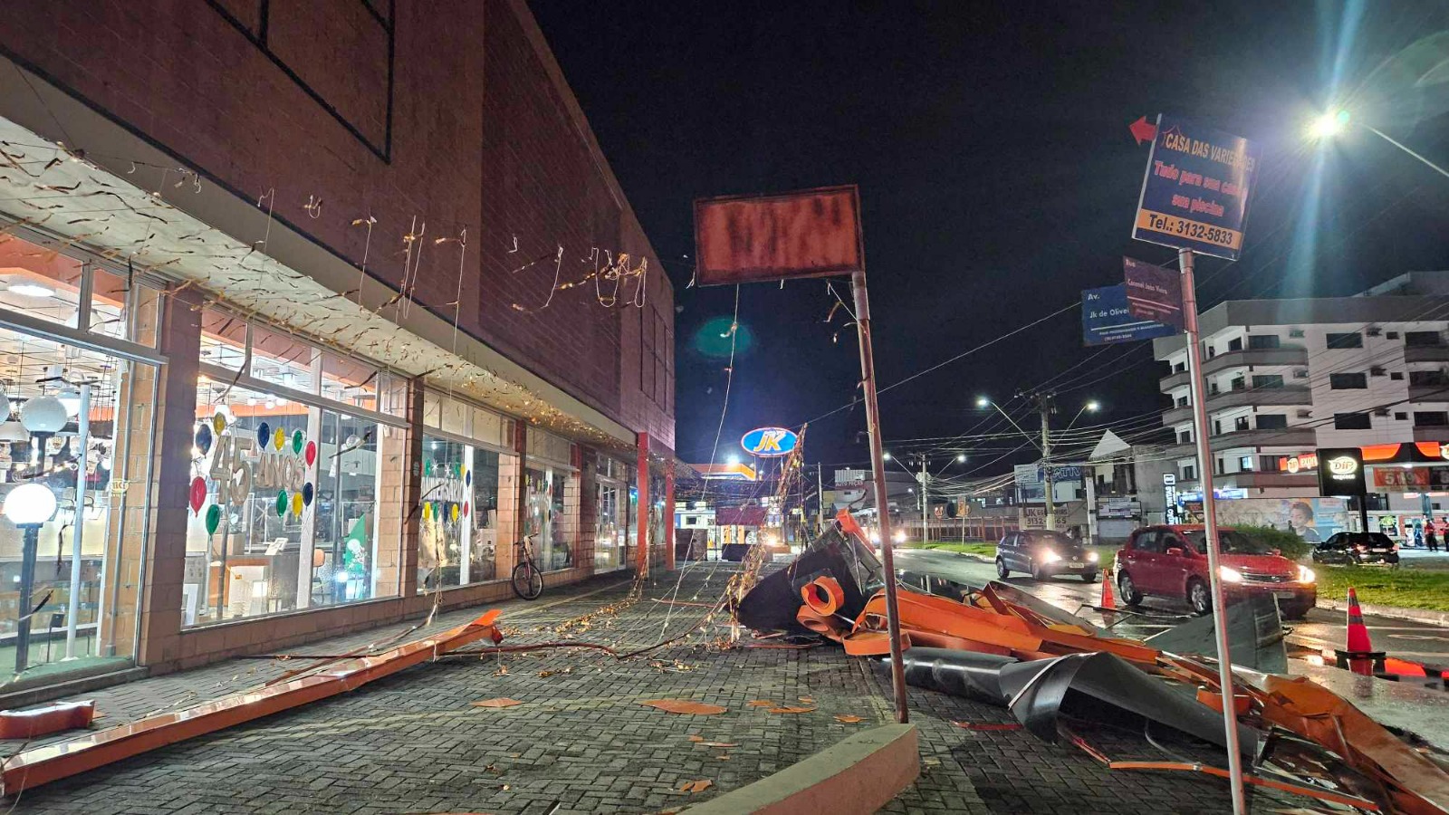 Placa de loja cai com a força da chuva em Guaratinguetá