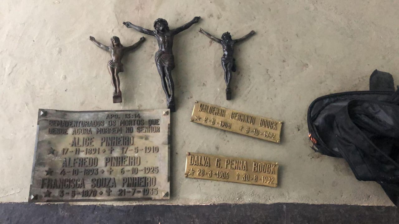 Homem é preso com placas de bronze furtadas de cemitério