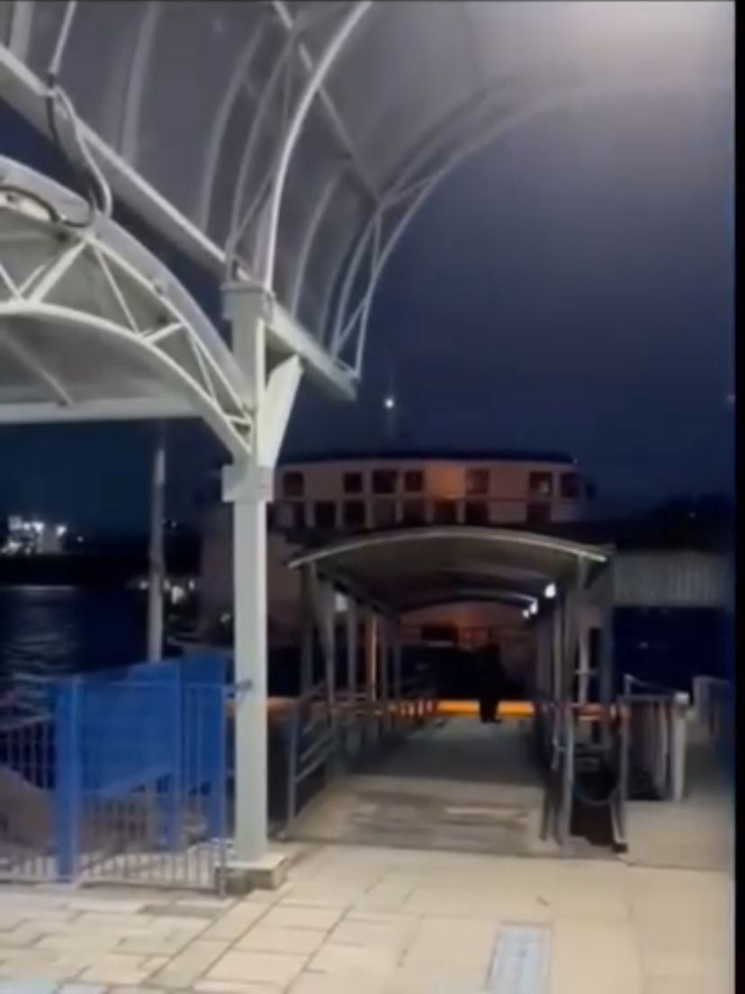 Barca bate em terminal e assusta usuários