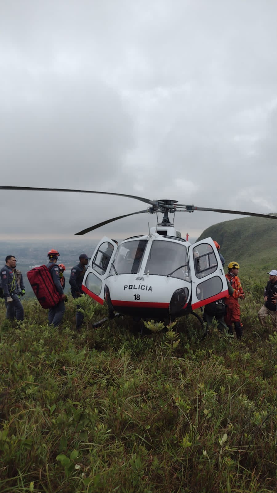 Várzea Paulista: Corpo de Bombeiros se mobiliza para resgatar turista na Serra do Mursa