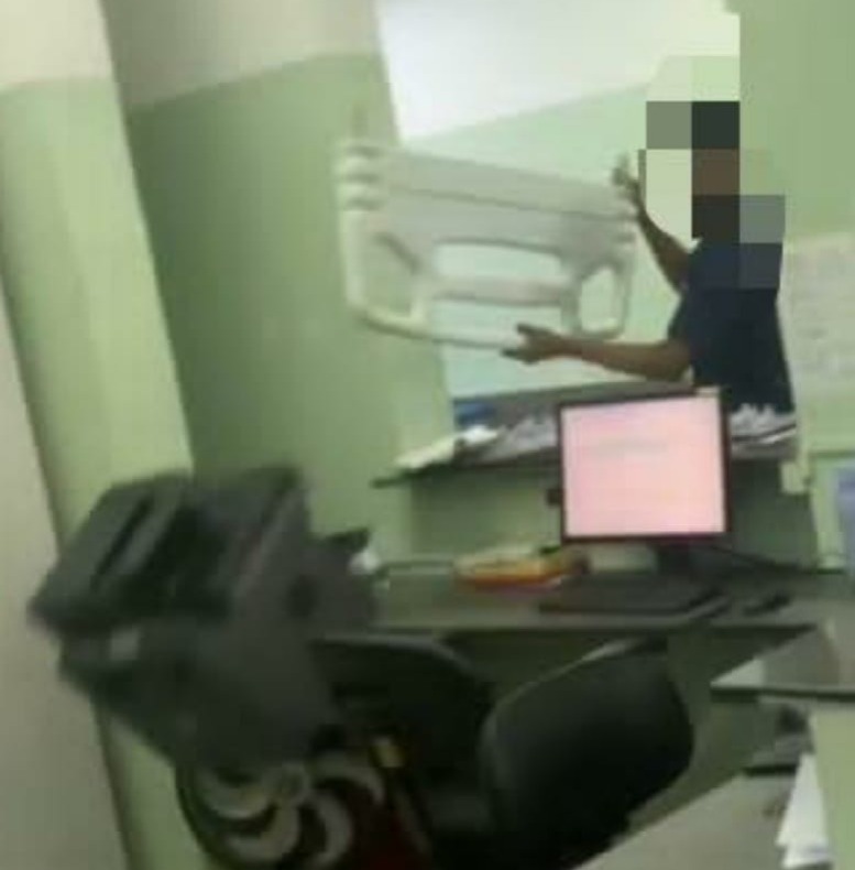 Jovem de 21 anos se irrita por não receber alta e vandaliza UPA; veja fotos