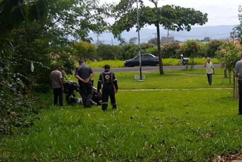 Idoso de 84 anos é encontrado morto em praça da zona Leste