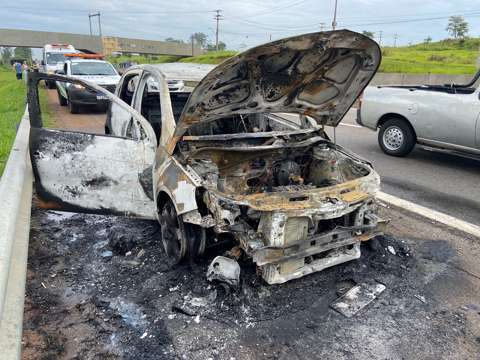 Carro pega fogo na SP-101; Mãe e filho saíram ilesos
