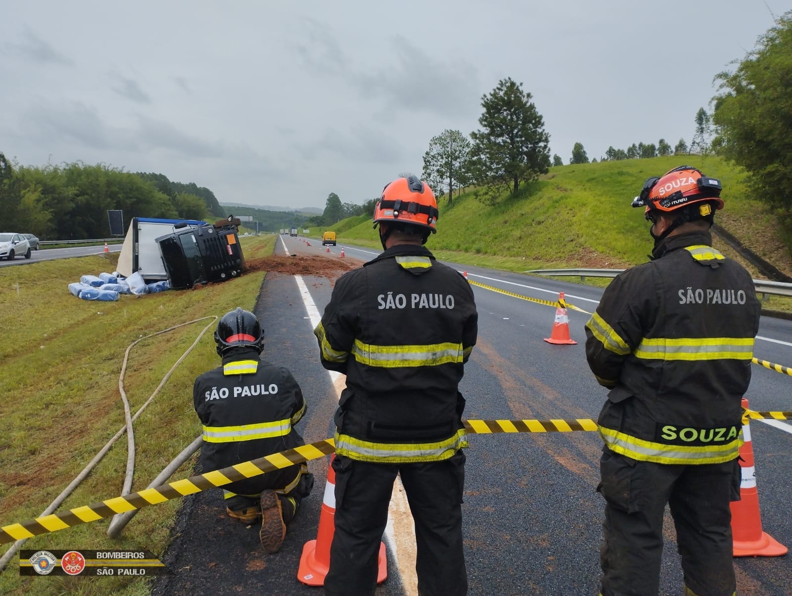 Três pessoas ficam feridas após carro bater em caminhão na Carvalho Pinto em São José