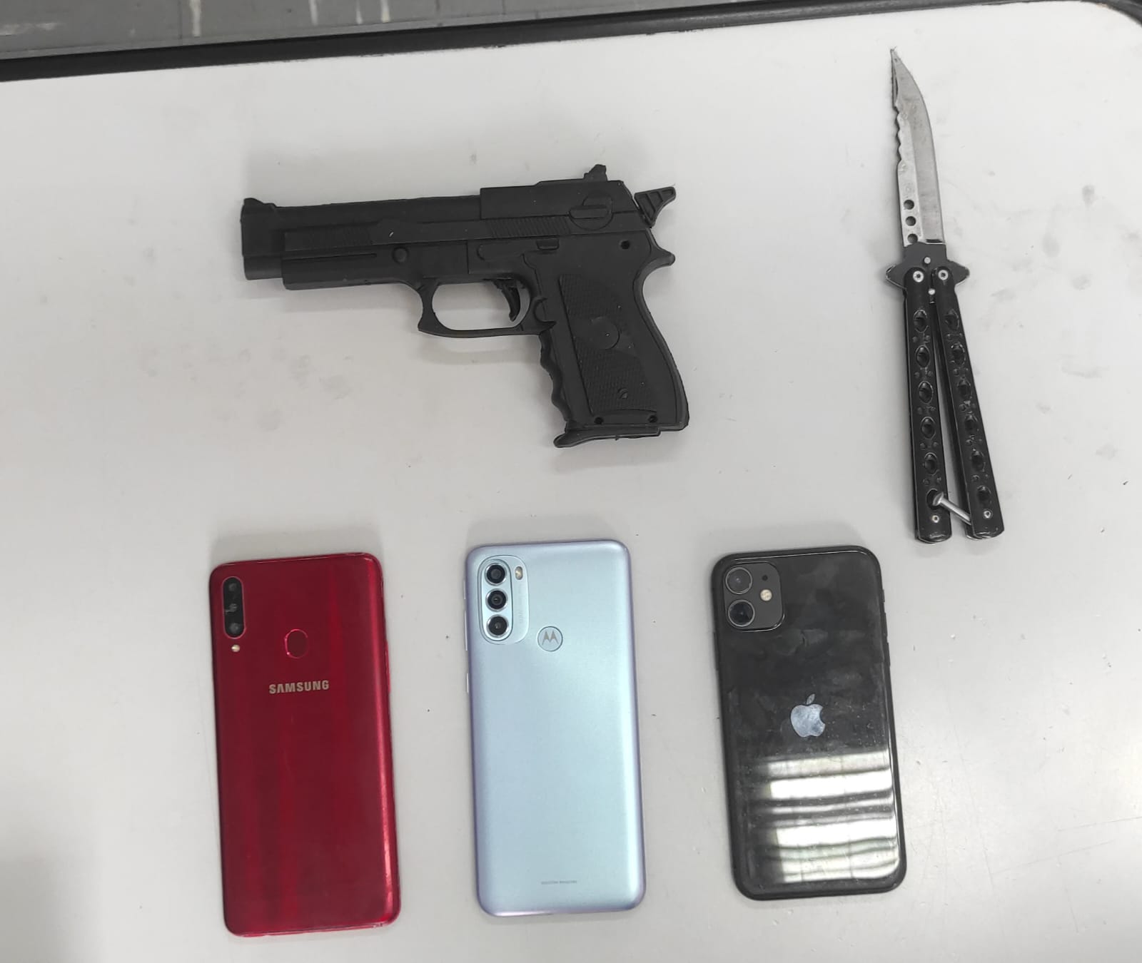 Dois são presos após roubar van de site de entregas em Campinas