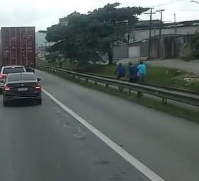 Arrastão é flagrado em rodovia do Litoral