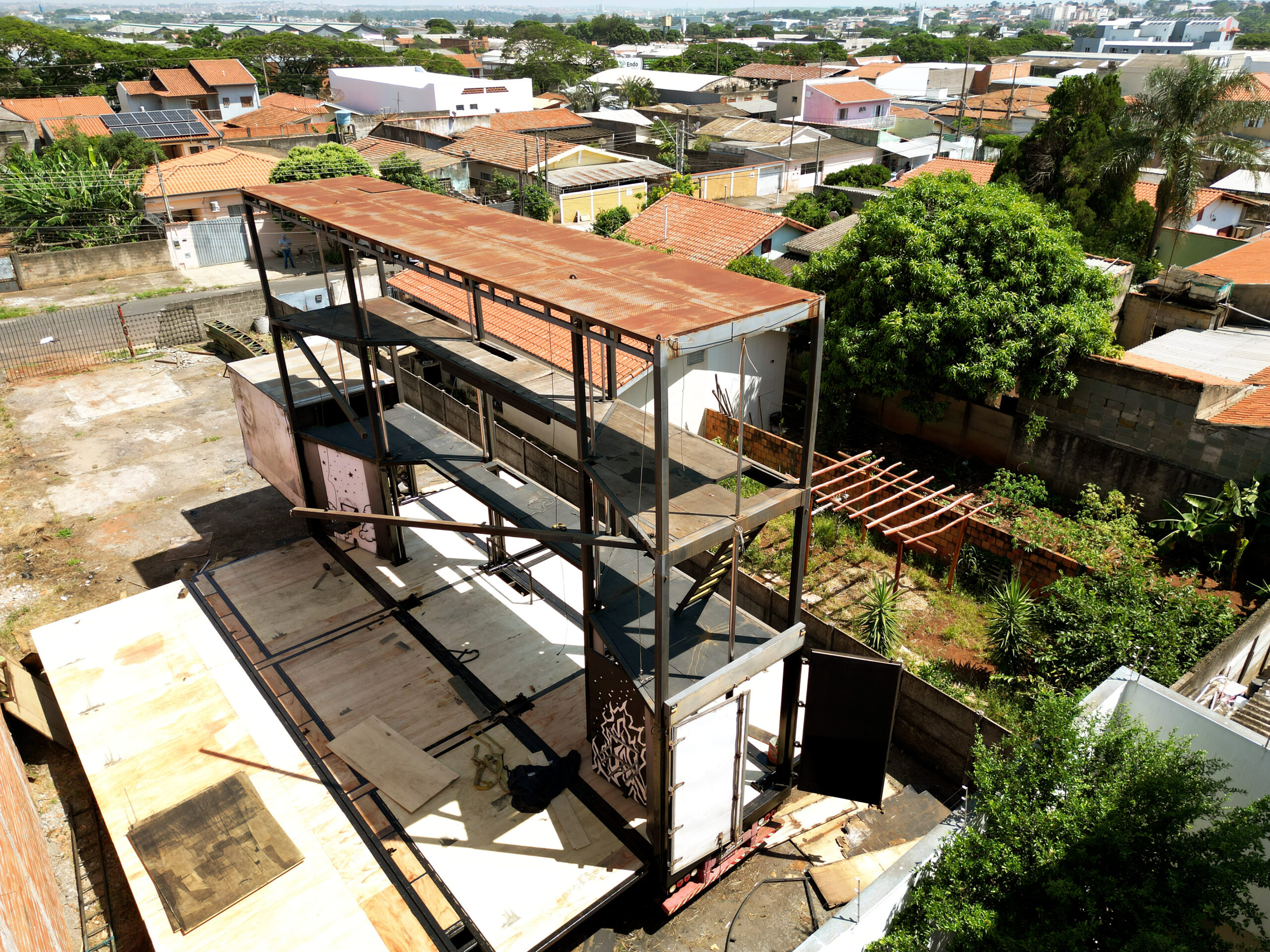 Gigante de três andares vai levar espetáculo de Natal para bairros de Campinas