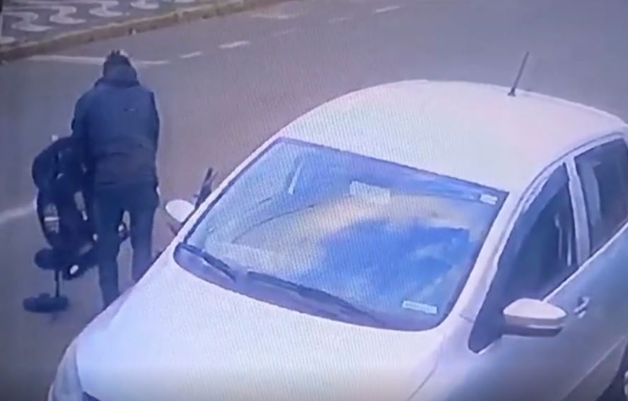 Homem tenta furtar carro, mas acaba levando cadeirinha