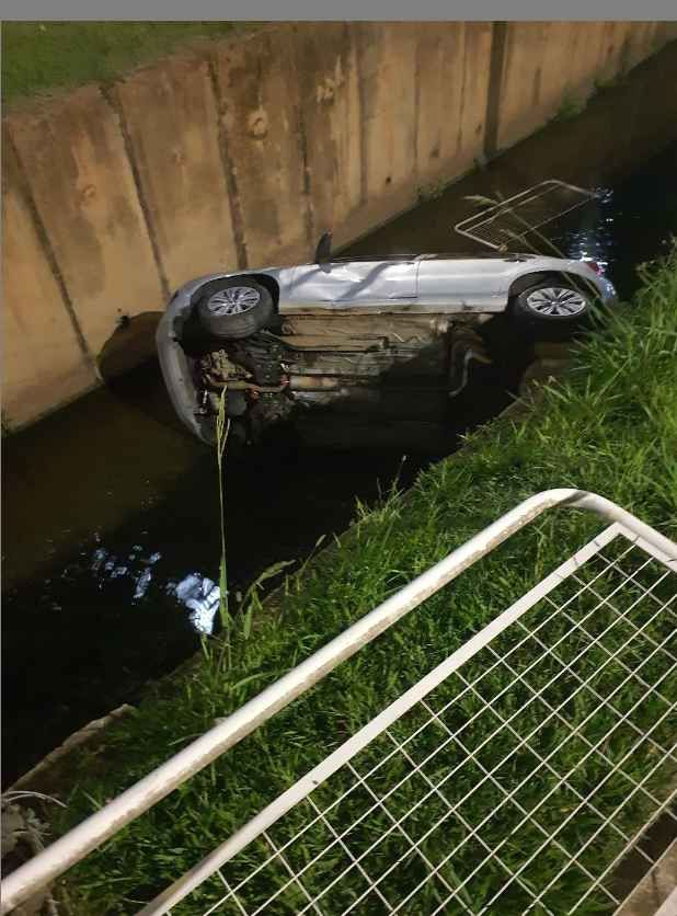 Carro cai em córrego na Avenida Brasil em Americana