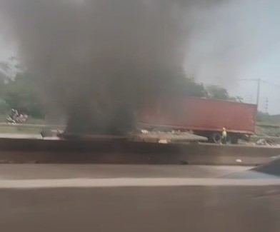 Carretas batem na Anchieta e uma pessoa morre carbonizada