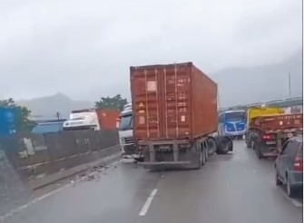 Carretas e carros se envolvem em engavetamento em rodovia de Cubatão